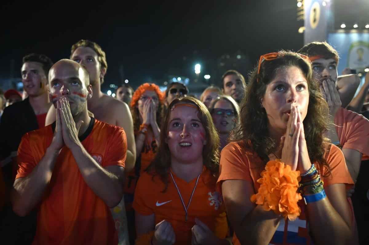 Torcedores holandeses assistiram ao jogo contra a Costa Rica nas areias de Copacabana e foram da tenso  euforia depois da deciso por pnaltis no Estdio Fonte Nova, em Salvador. Holanda ter a Argentina como rival na semifinal, na quarta-feira, em So Paulo