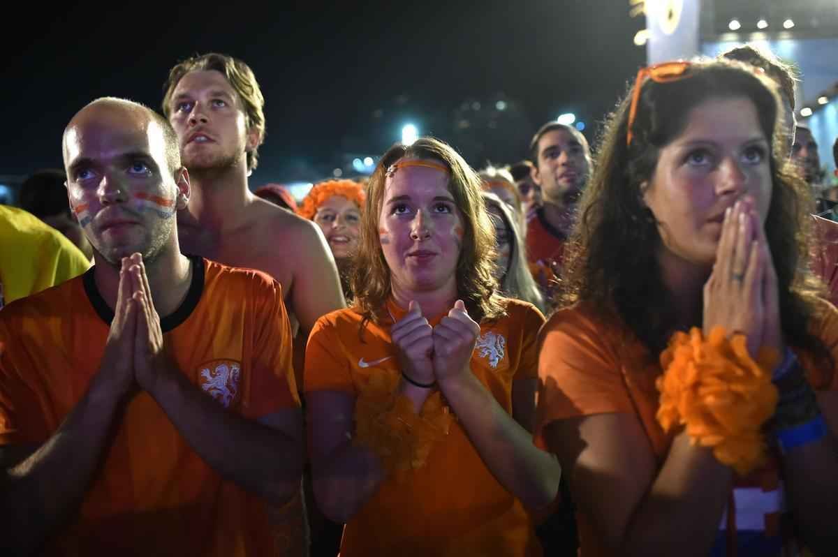 Torcedores holandeses assistiram ao jogo contra a Costa Rica nas areias de Copacabana e foram da tenso  euforia depois da deciso por pnaltis no Estdio Fonte Nova, em Salvador. Holanda ter a Argentina como rival na semifinal, na quarta-feira, em So Paulo