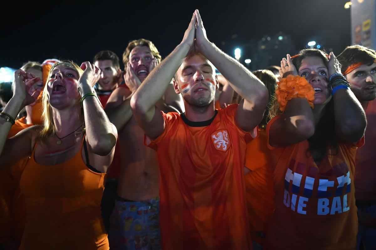 Torcedores holandeses assistiram ao jogo contra a Costa Rica nas areias de Copacabana e foram da tenso  euforia depois da deciso por pnaltis no Estdio Fonte Nova, em Salvador. Holanda ter a Argentina como rival na semifinal, na quarta-feira, em So Paulo