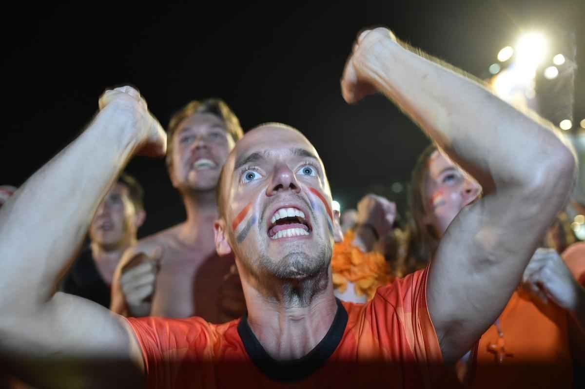 Torcedores holandeses assistiram ao jogo contra a Costa Rica nas areias de Copacabana e foram da tenso  euforia depois da deciso por pnaltis no Estdio Fonte Nova, em Salvador. Holanda ter a Argentina como rival na semifinal, na quarta-feira, em So Paulo