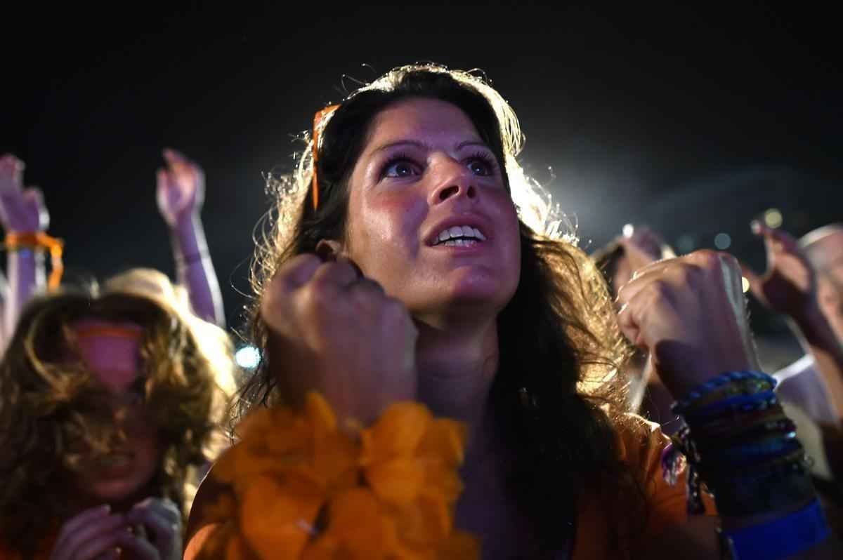 Torcedores holandeses assistiram ao jogo contra a Costa Rica nas areias de Copacabana e foram da tenso  euforia depois da deciso por pnaltis no Estdio Fonte Nova, em Salvador. Holanda ter a Argentina como rival na semifinal, na quarta-feira, em So Paulo