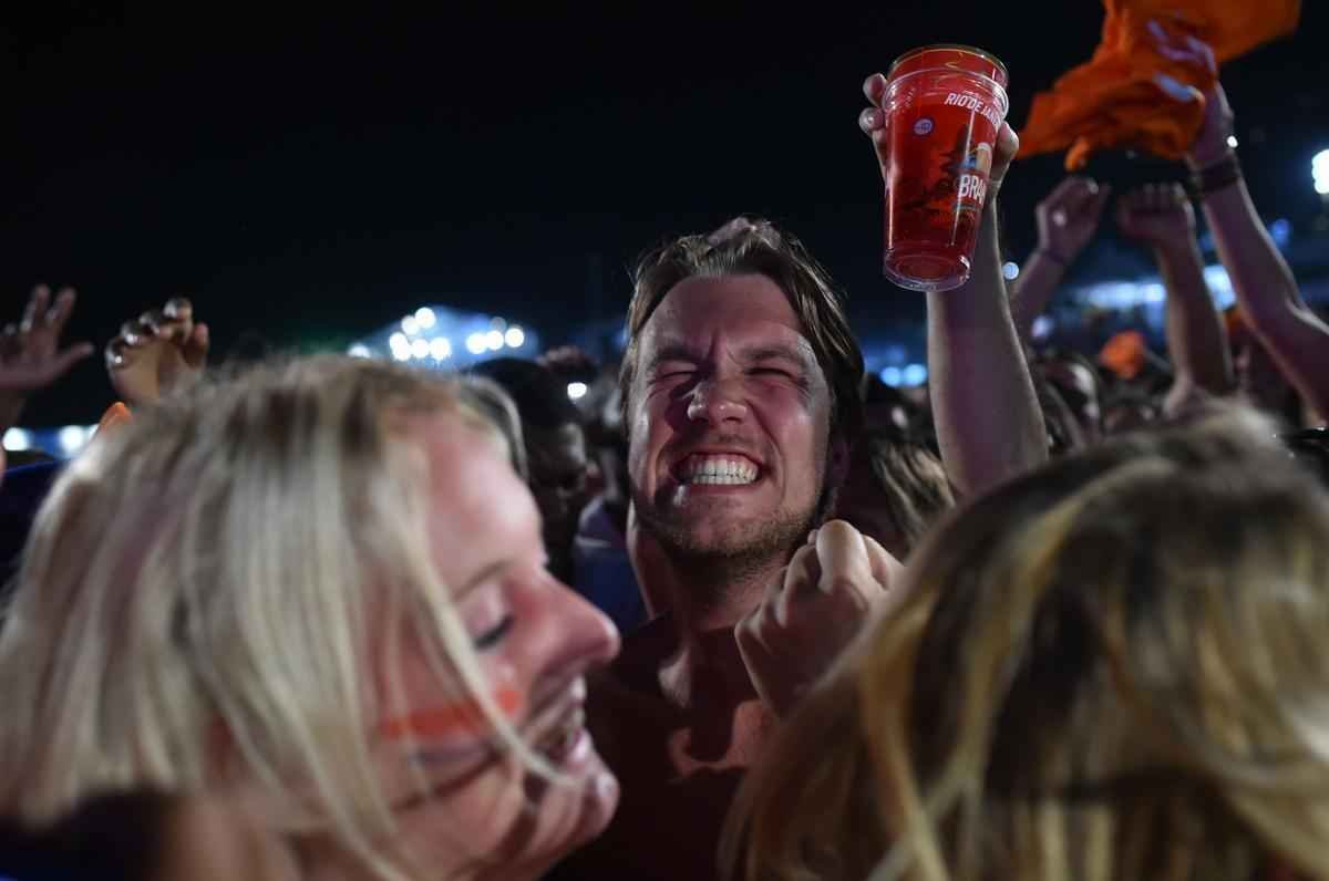Torcedores holandeses assistiram ao jogo contra a Costa Rica nas areias de Copacabana e foram da tenso  euforia depois da deciso por pnaltis no Estdio Fonte Nova, em Salvador. Holanda ter a Argentina como rival na semifinal, na quarta-feira, em So Paulo