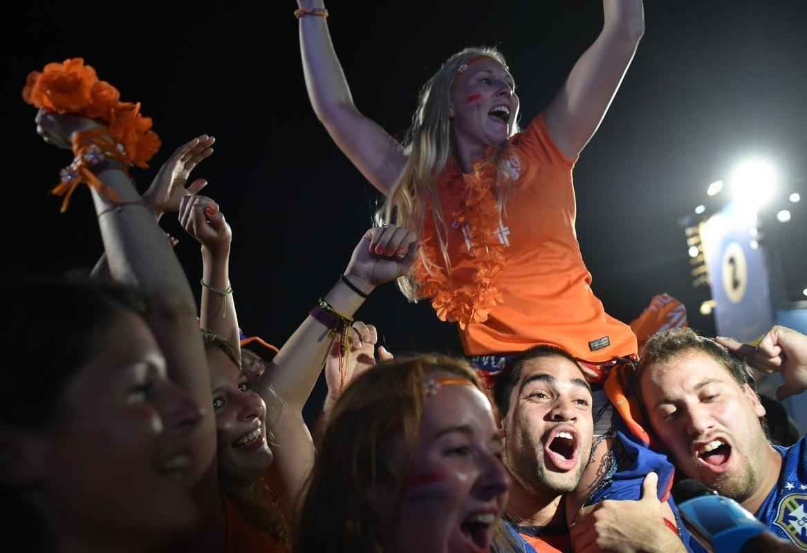 Torcedores holandeses assistiram ao jogo contra a Costa Rica nas areias de Copacabana e foram da tenso  euforia depois da deciso por pnaltis no Estdio Fonte Nova, em Salvador. Holanda ter a Argentina como rival na semifinal, na quarta-feira, em So Paulo