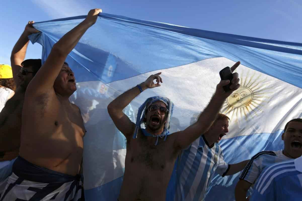 Argentinos tomaram as areias de Copacabana para assistir ao jogo contra a Blgica pela Copa do Mundo e, depois da confirmao da vaga na semifinal, fizeram grande festa, com direito a banho de mar e a msica 'Maradona es ms grande que Pel'. Na quarta, em So Paulo, Argentina enfrenta a Holanda buscando lugar na grande final do Mundial contra Brasil ou Alemanha
