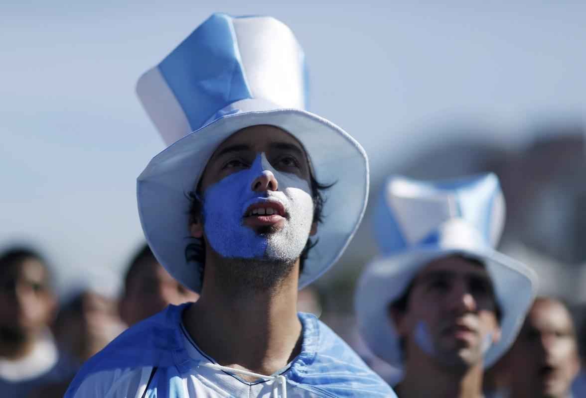 Argentinos tomaram as areias de Copacabana para assistir ao jogo contra a Blgica pela Copa do Mundo e, depois da confirmao da vaga na semifinal, fizeram grande festa, com direito a banho de mar e a msica 'Maradona es ms grande que Pel'. Na quarta, em So Paulo, Argentina enfrenta a Holanda buscando lugar na grande final do Mundial contra Brasil ou Alemanha