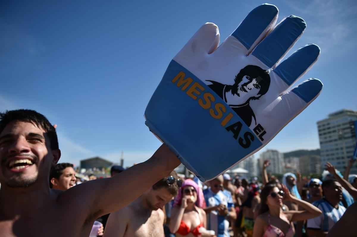 Argentinos tomaram as areias de Copacabana para assistir ao jogo contra a Blgica pela Copa do Mundo e, depois da confirmao da vaga na semifinal, fizeram grande festa, com direito a banho de mar e a msica 'Maradona es ms grande que Pel'. Na quarta, em So Paulo, Argentina enfrenta a Holanda buscando lugar na grande final do Mundial contra Brasil ou Alemanha