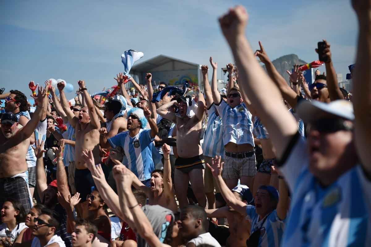 Argentinos tomaram as areias de Copacabana para assistir ao jogo contra a Blgica pela Copa do Mundo e, depois da confirmao da vaga na semifinal, fizeram grande festa, com direito a banho de mar e a msica 'Maradona es ms grande que Pel'. Na quarta, em So Paulo, Argentina enfrenta a Holanda buscando lugar na grande final do Mundial contra Brasil ou Alemanha
