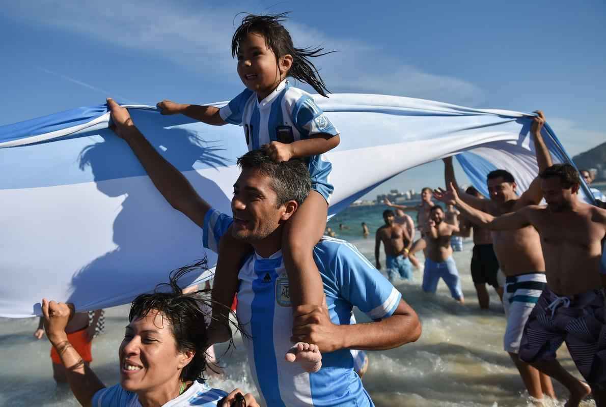 Argentinos tomaram as areias de Copacabana para assistir ao jogo contra a Blgica pela Copa do Mundo e, depois da confirmao da vaga na semifinal, fizeram grande festa, com direito a banho de mar e a msica 'Maradona es ms grande que Pel'. Na quarta, em So Paulo, Argentina enfrenta a Holanda buscando lugar na grande final do Mundial contra Brasil ou Alemanha