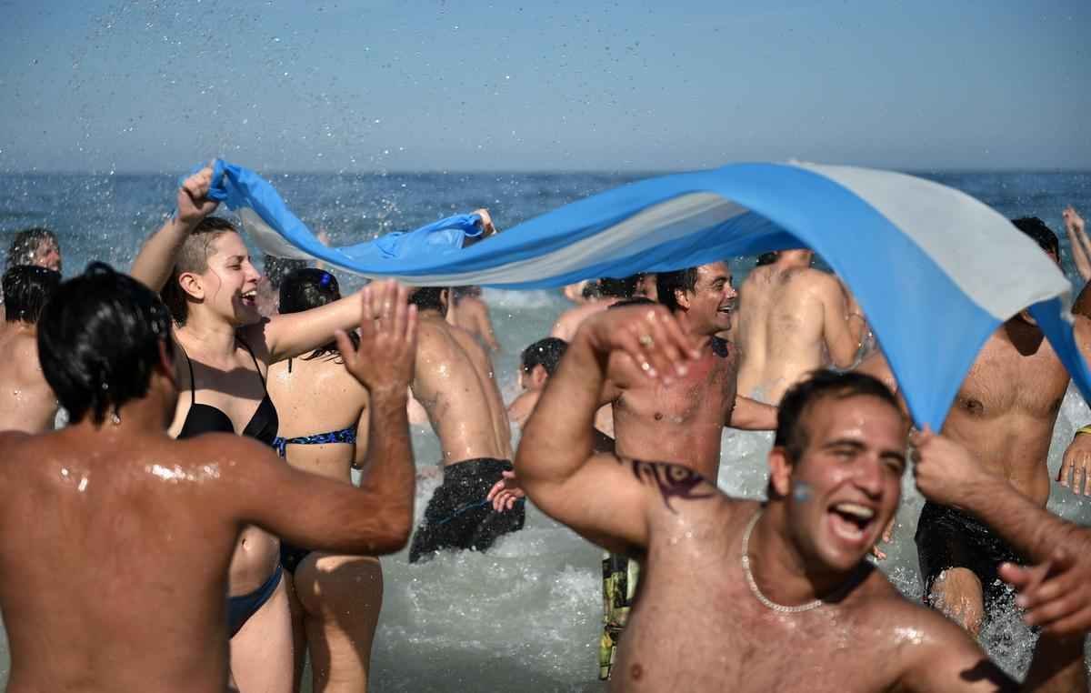 Argentinos tomaram as areias de Copacabana para assistir ao jogo contra a Blgica pela Copa do Mundo e, depois da confirmao da vaga na semifinal, fizeram grande festa, com direito a banho de mar e a msica 'Maradona es ms grande que Pel'. Na quarta, em So Paulo, Argentina enfrenta a Holanda buscando lugar na grande final do Mundial contra Brasil ou Alemanha