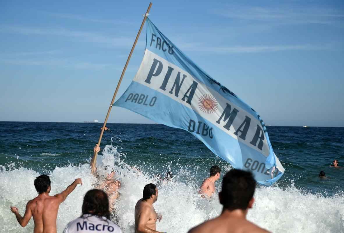Argentinos tomaram as areias de Copacabana para assistir ao jogo contra a Blgica pela Copa do Mundo e, depois da confirmao da vaga na semifinal, fizeram grande festa, com direito a banho de mar e a msica 'Maradona es ms grande que Pel'. Na quarta, em So Paulo, Argentina enfrenta a Holanda buscando lugar na grande final do Mundial contra Brasil ou Alemanha
