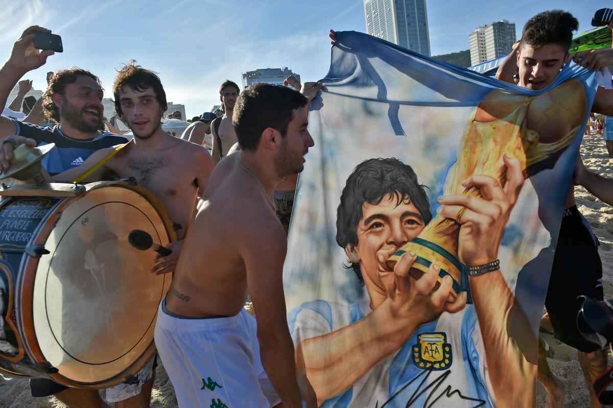Argentinos tomaram as areias de Copacabana para assistir ao jogo contra a Blgica pela Copa do Mundo e, depois da confirmao da vaga na semifinal, fizeram grande festa, com direito a banho de mar e a msica 'Maradona es ms grande que Pel'. Na quarta, em So Paulo, Argentina enfrenta a Holanda buscando lugar na grande final do Mundial contra Brasil ou Alemanha
