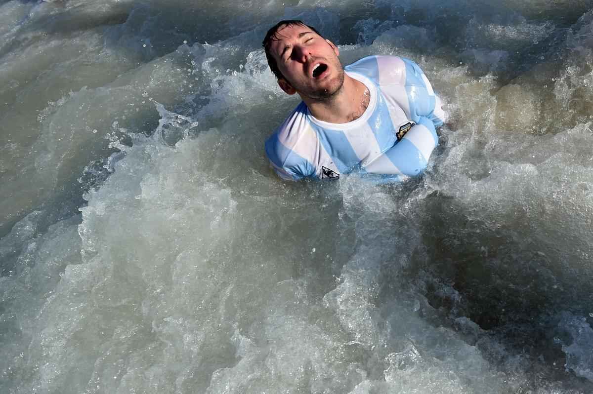Argentinos tomaram as areias de Copacabana para assistir ao jogo contra a Blgica pela Copa do Mundo e, depois da confirmao da vaga na semifinal, fizeram grande festa, com direito a banho de mar e a msica 'Maradona es ms grande que Pel'. Na quarta, em So Paulo, Argentina enfrenta a Holanda buscando lugar na grande final do Mundial contra Brasil ou Alemanha