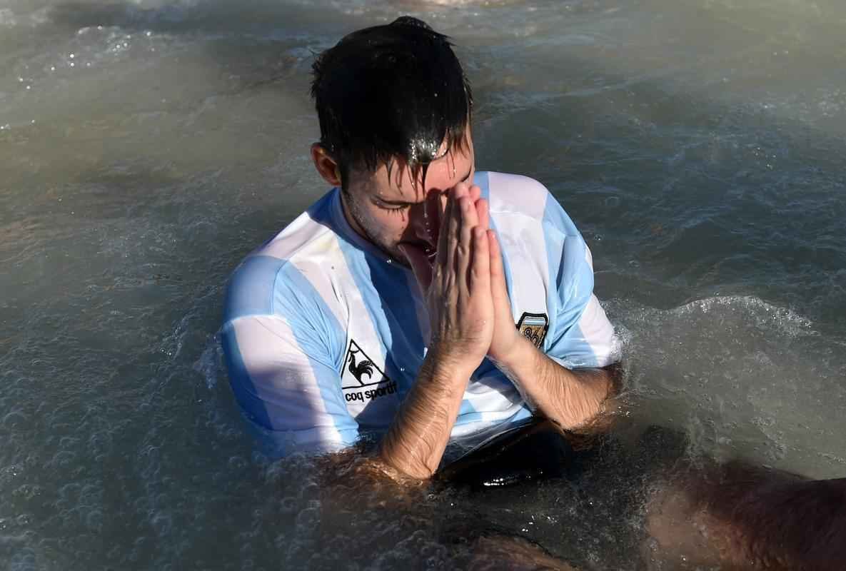 Argentinos tomaram as areias de Copacabana para assistir ao jogo contra a Blgica pela Copa do Mundo e, depois da confirmao da vaga na semifinal, fizeram grande festa, com direito a banho de mar e a msica 'Maradona es ms grande que Pel'. Na quarta, em So Paulo, Argentina enfrenta a Holanda buscando lugar na grande final do Mundial contra Brasil ou Alemanha