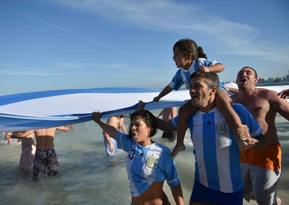 Argentinos tomaram as areias de Copacabana para assistir ao jogo contra a Blgica pela Copa do Mundo e, depois da confirmao da vaga na semifinal, fizeram grande festa, com direito a banho de mar e a msica 'Maradona es ms grande que Pel'. Na quarta, em So Paulo, Argentina enfrenta a Holanda buscando lugar na grande final do Mundial contra Brasil ou Alemanha