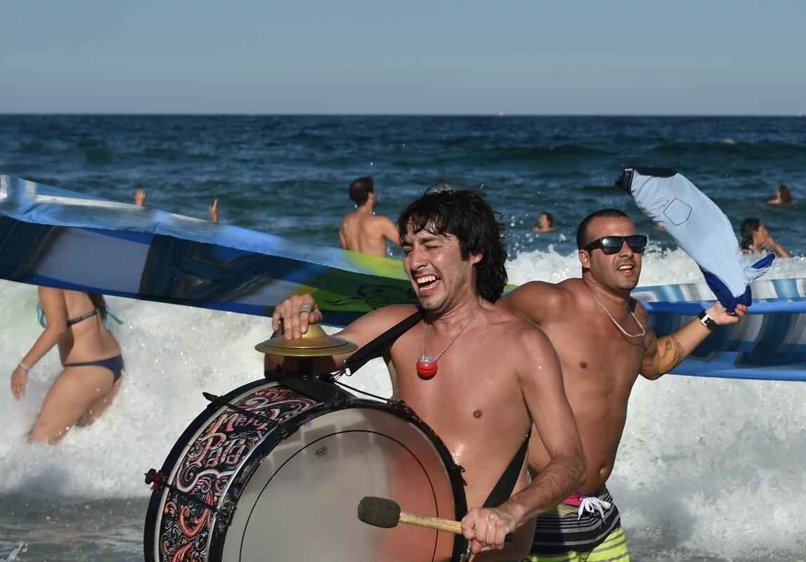 Argentinos tomaram as areias de Copacabana para assistir ao jogo contra a Blgica pela Copa do Mundo e, depois da confirmao da vaga na semifinal, fizeram grande festa, com direito a banho de mar e a msica 'Maradona es ms grande que Pel'. Na quarta, em So Paulo, Argentina enfrenta a Holanda buscando lugar na grande final do Mundial contra Brasil ou Alemanha