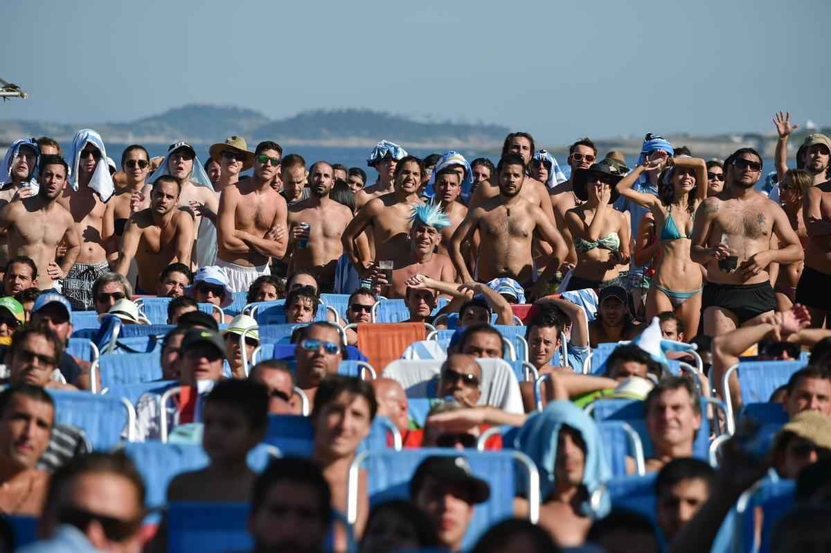 Argentinos tomaram as areias de Copacabana para assistir ao jogo contra a Blgica pela Copa do Mundo e, depois da confirmao da vaga na semifinal, fizeram grande festa, com direito a banho de mar e a msica 'Maradona es ms grande que Pel'. Na quarta, em So Paulo, Argentina enfrenta a Holanda buscando lugar na grande final do Mundial contra Brasil ou Alemanha