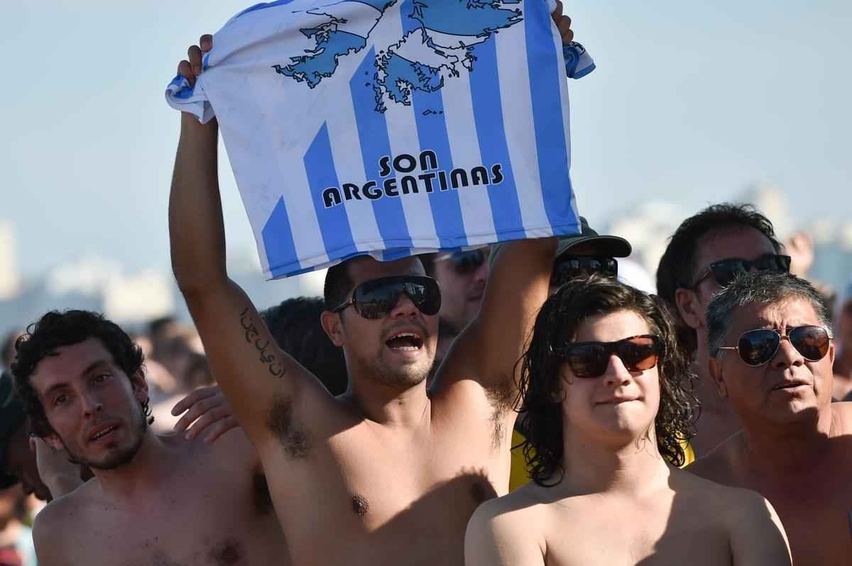 Argentinos tomaram as areias de Copacabana para assistir ao jogo contra a Blgica pela Copa do Mundo e, depois da confirmao da vaga na semifinal, fizeram grande festa, com direito a banho de mar e a msica 'Maradona es ms grande que Pel'. Na quarta, em So Paulo, Argentina enfrenta a Holanda buscando lugar na grande final do Mundial contra Brasil ou Alemanha
