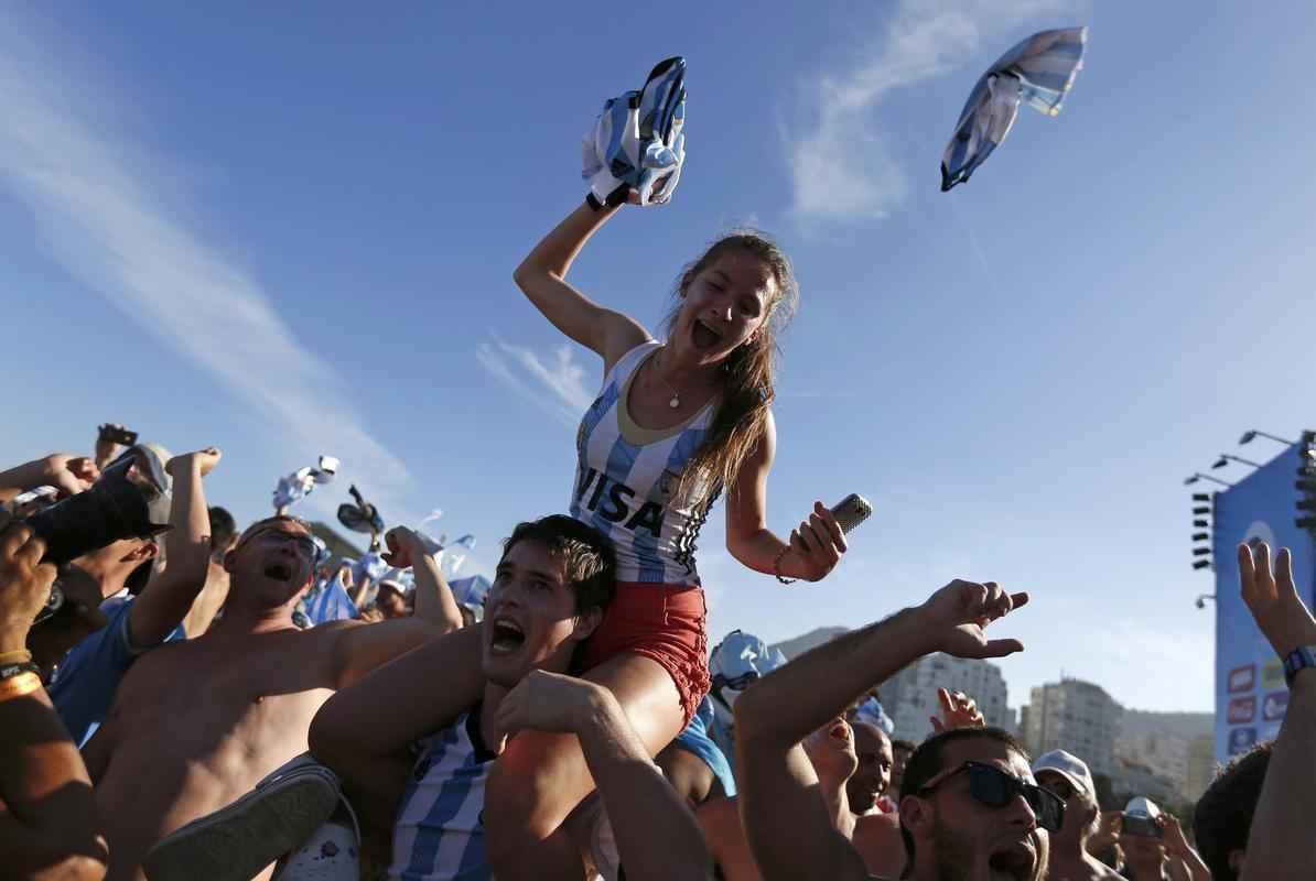 Argentinos tomaram as areias de Copacabana para assistir ao jogo contra a Blgica pela Copa do Mundo e, depois da confirmao da vaga na semifinal, fizeram grande festa, com direito a banho de mar e a msica 'Maradona es ms grande que Pel'. Na quarta, em So Paulo, Argentina enfrenta a Holanda buscando lugar na grande final do Mundial contra Brasil ou Alemanha