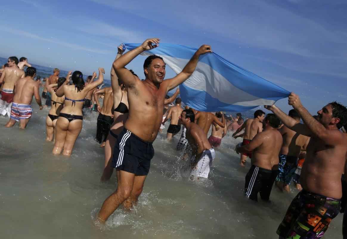 Argentinos tomaram as areias de Copacabana para assistir ao jogo contra a Blgica pela Copa do Mundo e, depois da confirmao da vaga na semifinal, fizeram grande festa, com direito a banho de mar e a msica 'Maradona es ms grande que Pel'. Na quarta, em So Paulo, Argentina enfrenta a Holanda buscando lugar na grande final do Mundial contra Brasil ou Alemanha