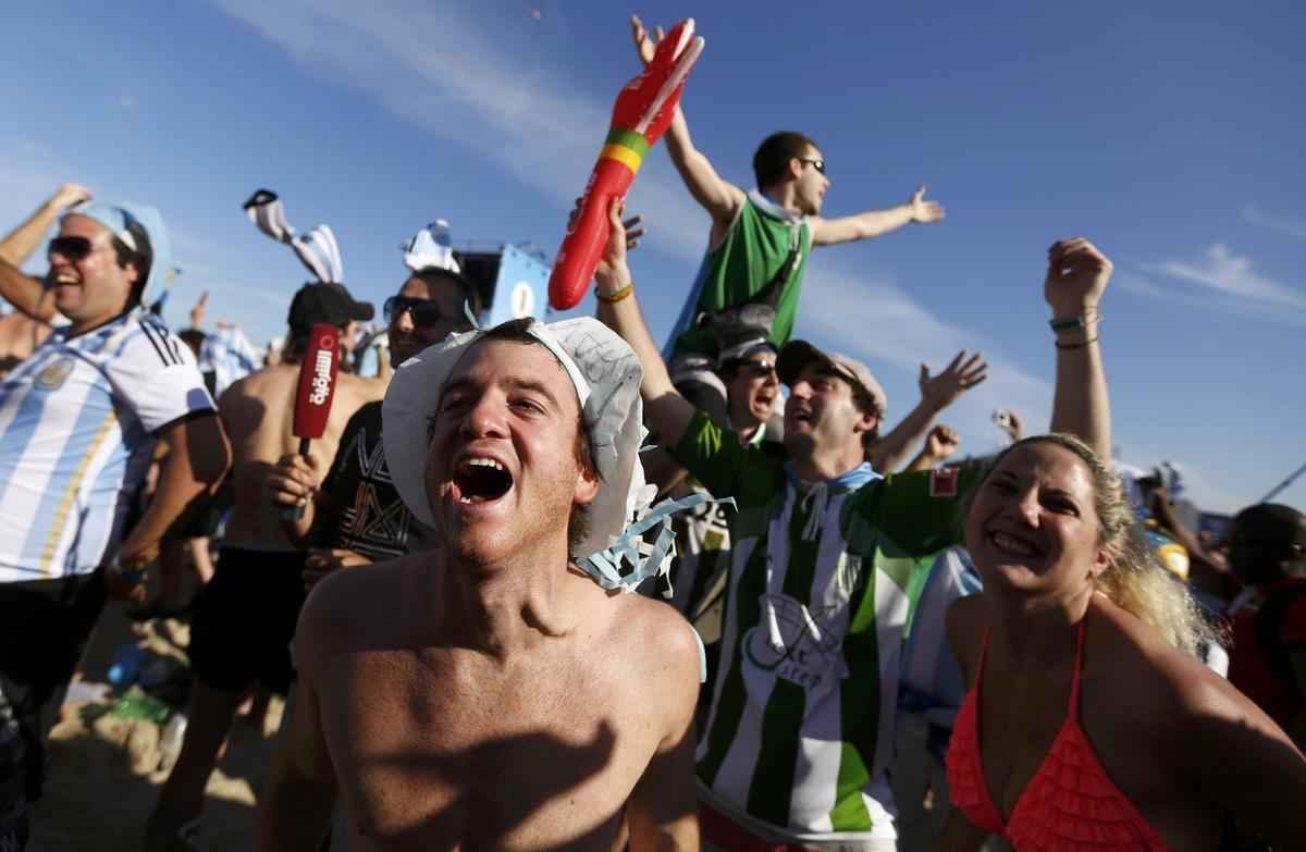 Argentinos tomaram as areias de Copacabana para assistir ao jogo contra a Blgica pela Copa do Mundo e, depois da confirmao da vaga na semifinal, fizeram grande festa, com direito a banho de mar e a msica 'Maradona es ms grande que Pel'. Na quarta, em So Paulo, Argentina enfrenta a Holanda buscando lugar na grande final do Mundial contra Brasil ou Alemanha