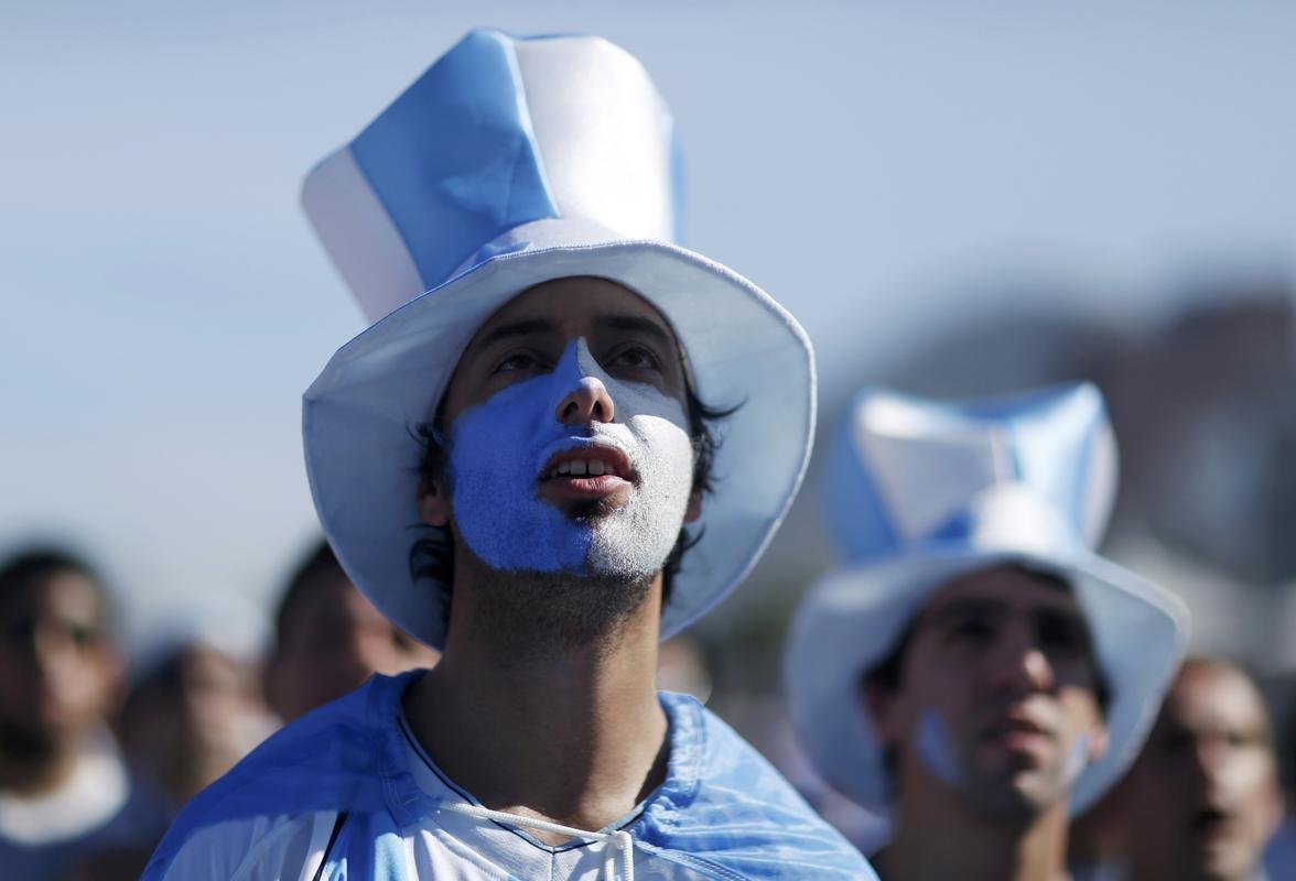 Argentinos tomaram as areias de Copacabana para assistir ao jogo contra a Blgica pela Copa do Mundo e, depois da confirmao da vaga na semifinal, fizeram grande festa, com direito a banho de mar e a msica 'Maradona es ms grande que Pel'. Na quarta, em So Paulo, Argentina enfrenta a Holanda buscando lugar na grande final do Mundial contra Brasil ou Alemanha