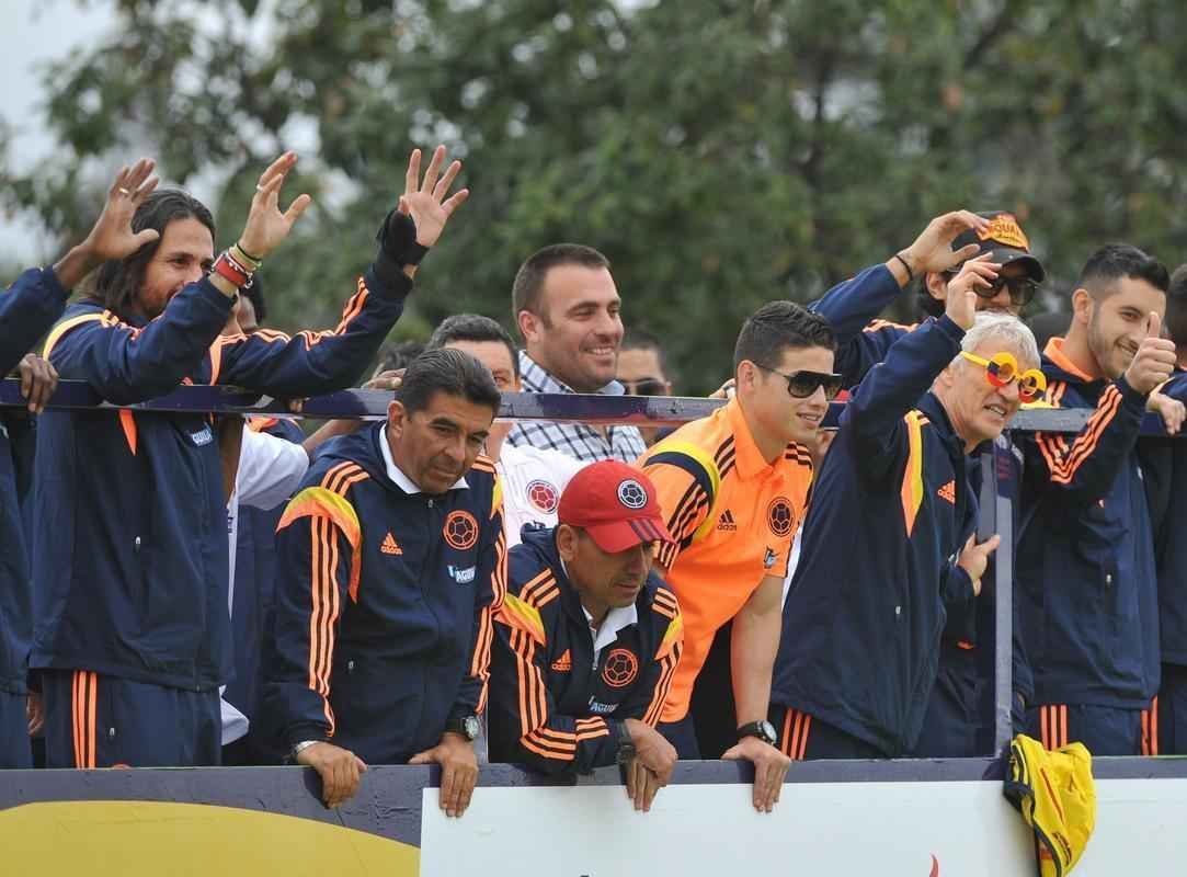 Mais de 100 mil pessoas receberam Seleo Colombiana em Bogot neste domingo