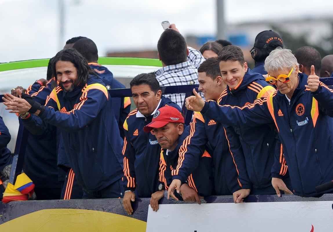 Mais de 100 mil pessoas receberam Seleo Colombiana em Bogot neste domingo