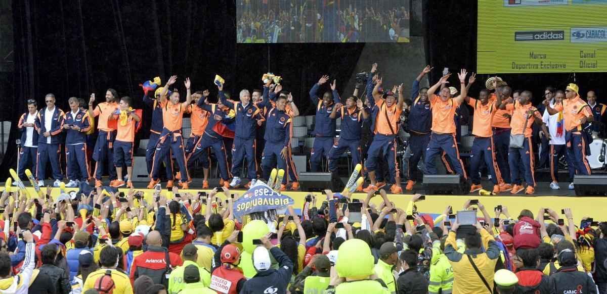 Mais de 100 mil pessoas receberam Seleo Colombiana em Bogot neste domingo