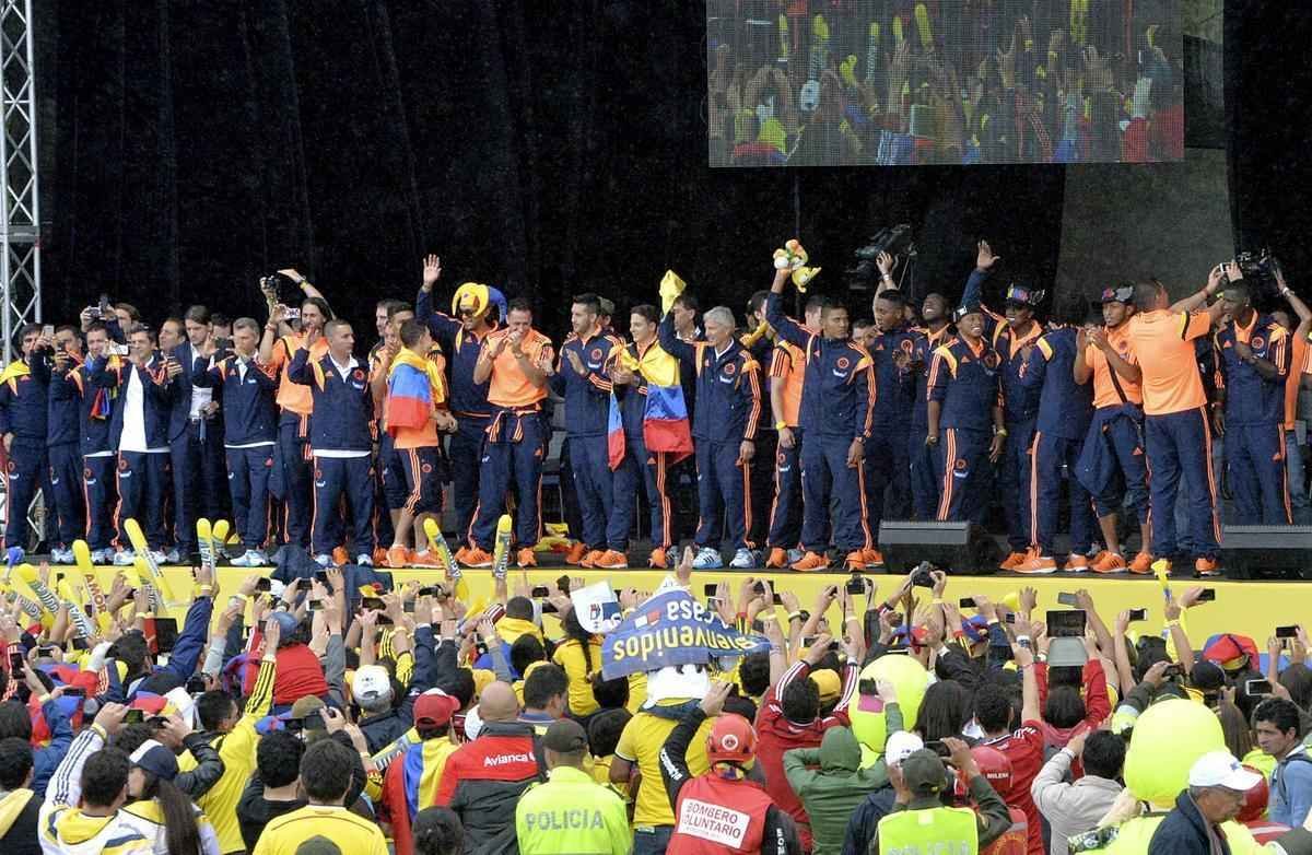 Mais de 100 mil pessoas receberam Seleo Colombiana em Bogot neste domingo