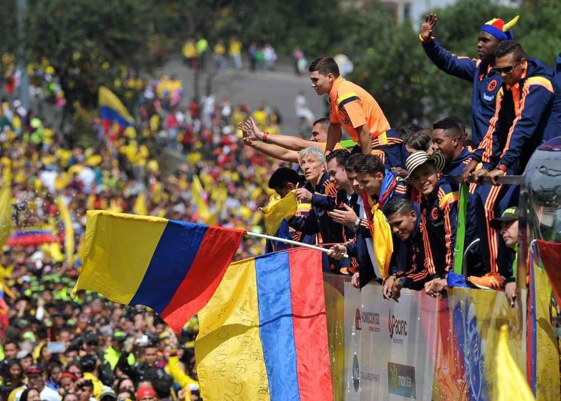 Mais de 100 mil pessoas receberam Seleo Colombiana em Bogot neste domingo