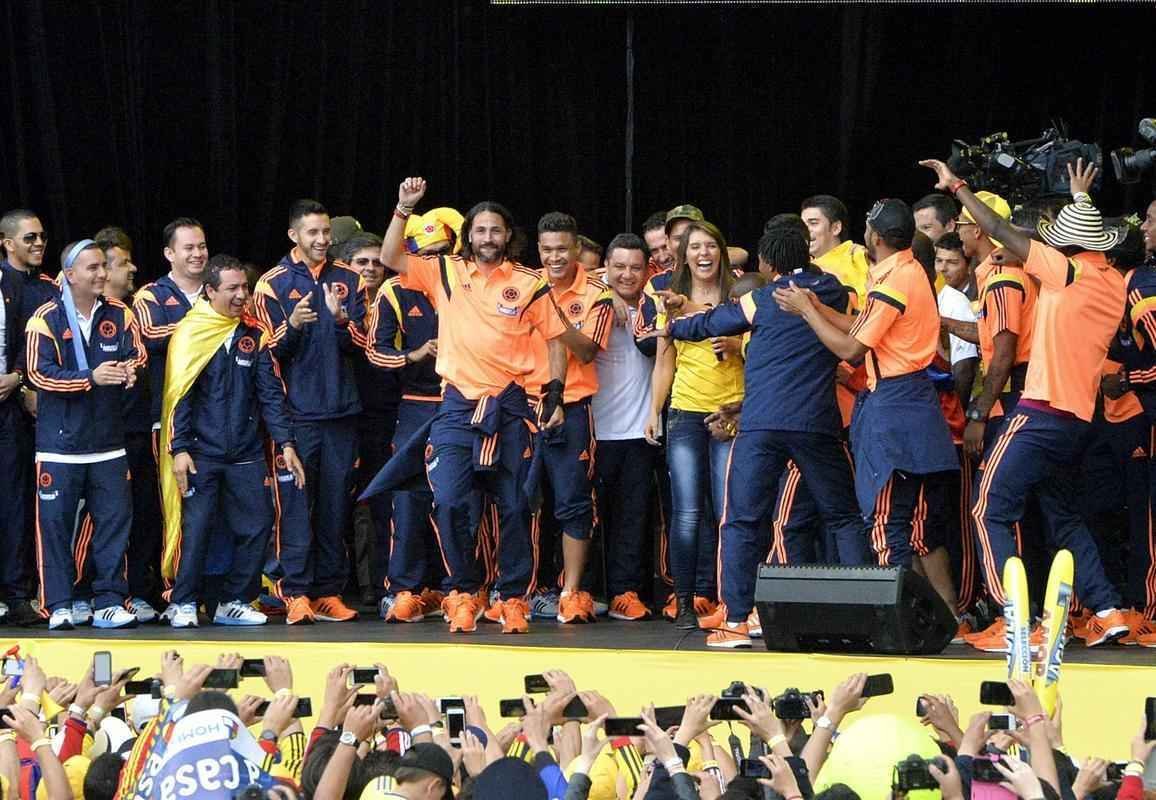 Mais de 100 mil pessoas receberam Seleo Colombiana em Bogot neste domingo