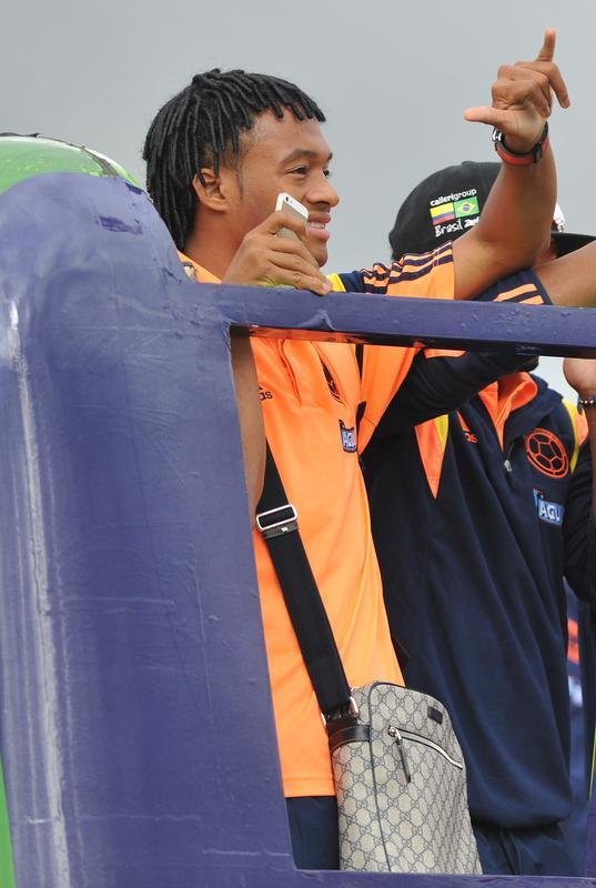 Mais de 100 mil pessoas receberam Seleo Colombiana em Bogot neste domingo