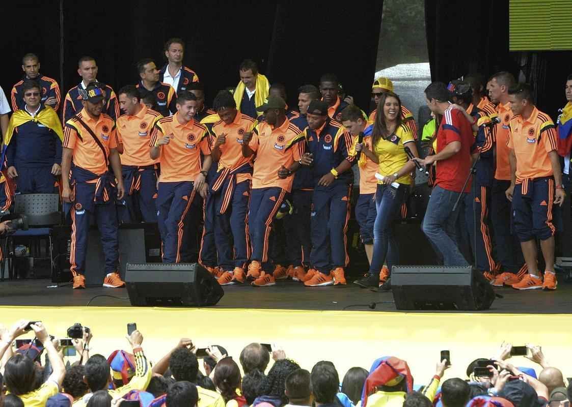 Mais de 100 mil pessoas receberam Seleo Colombiana em Bogot neste domingo