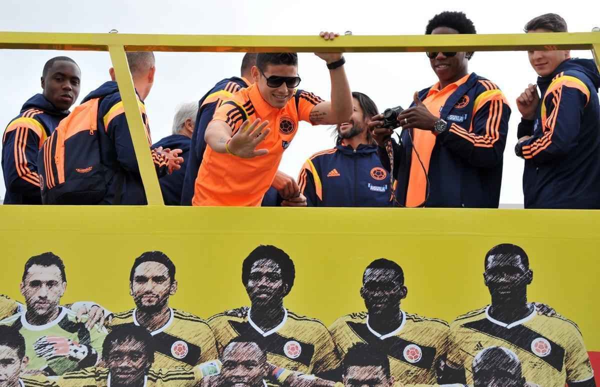 Mais de 100 mil pessoas receberam Seleo Colombiana em Bogot neste domingo