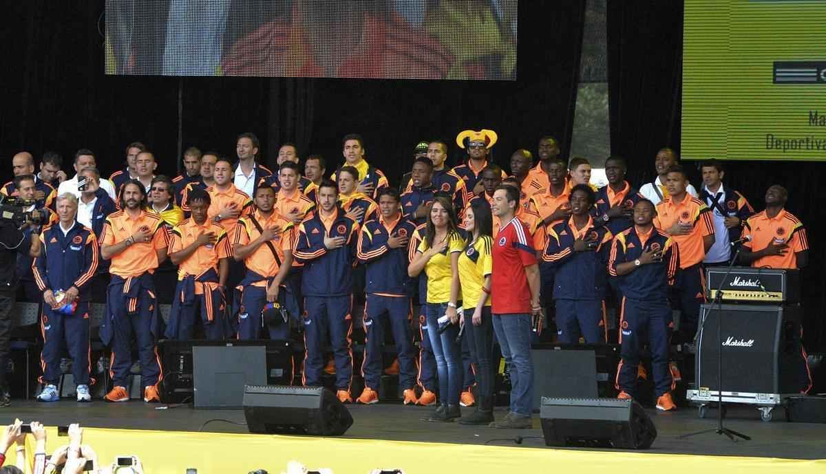 Mais de 100 mil pessoas receberam Seleo Colombiana em Bogot neste domingo