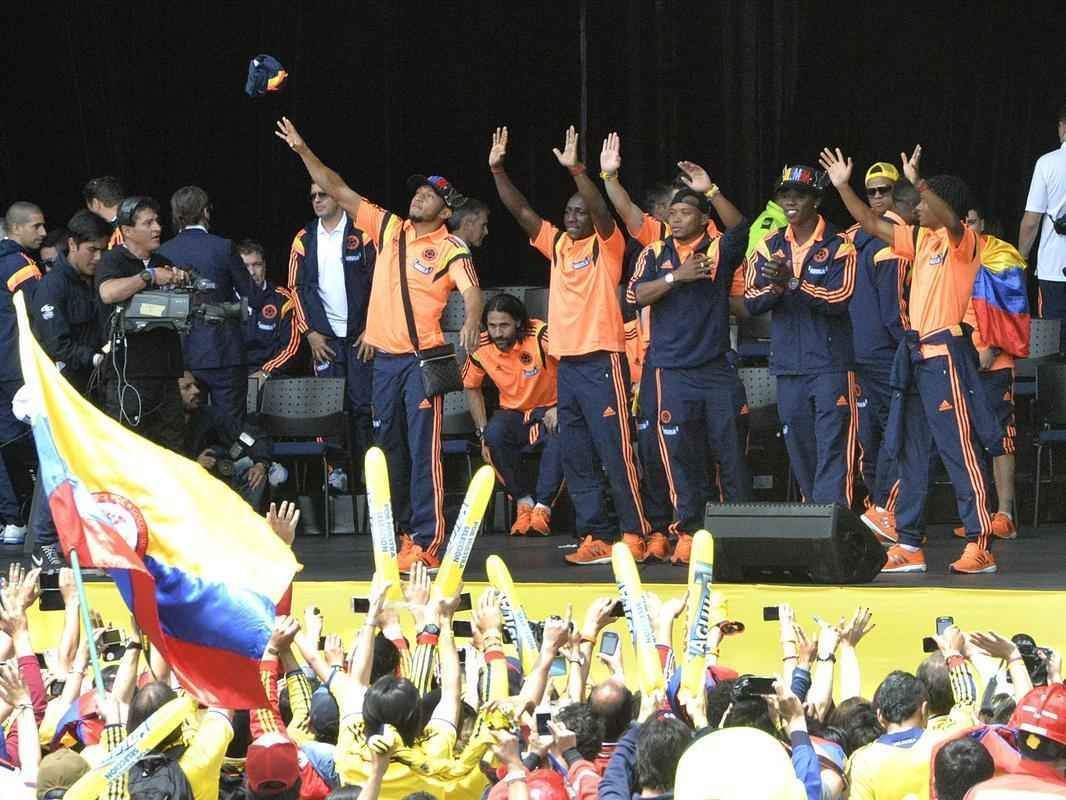 Mais de 100 mil pessoas receberam Seleo Colombiana em Bogot neste domingo
