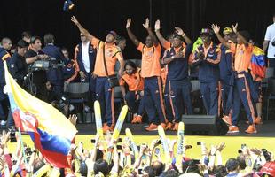Mais de 100 mil pessoas receberam Seleo Colombiana em Bogot neste domingo