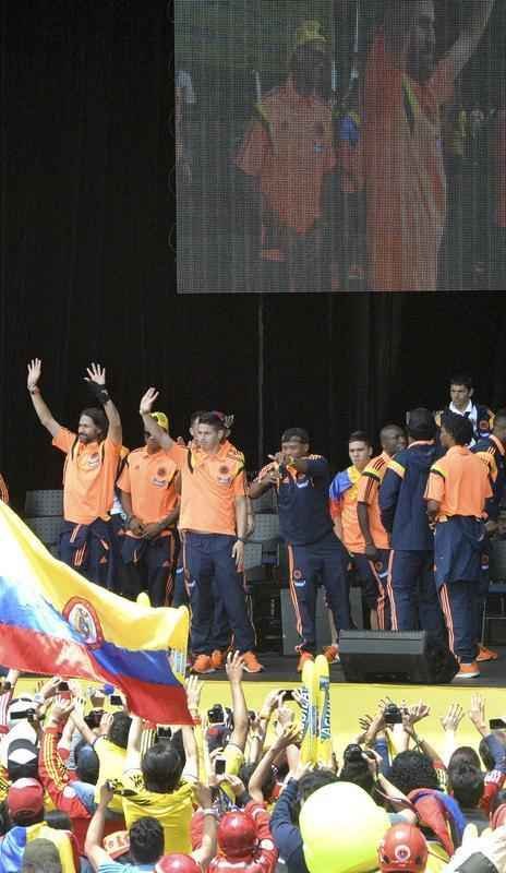 Mais de 100 mil pessoas receberam Seleo Colombiana em Bogot neste domingo