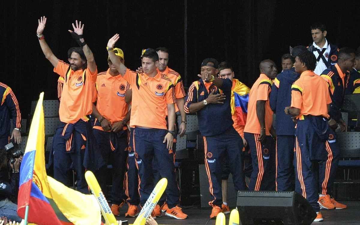 Mais de 100 mil pessoas receberam Seleo Colombiana em Bogot neste domingo