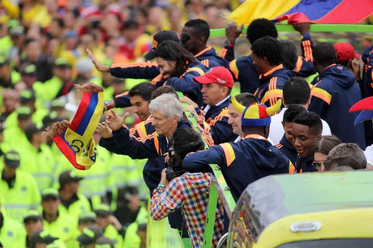 Mais de 100 mil pessoas receberam Seleo Colombiana em Bogot neste domingo