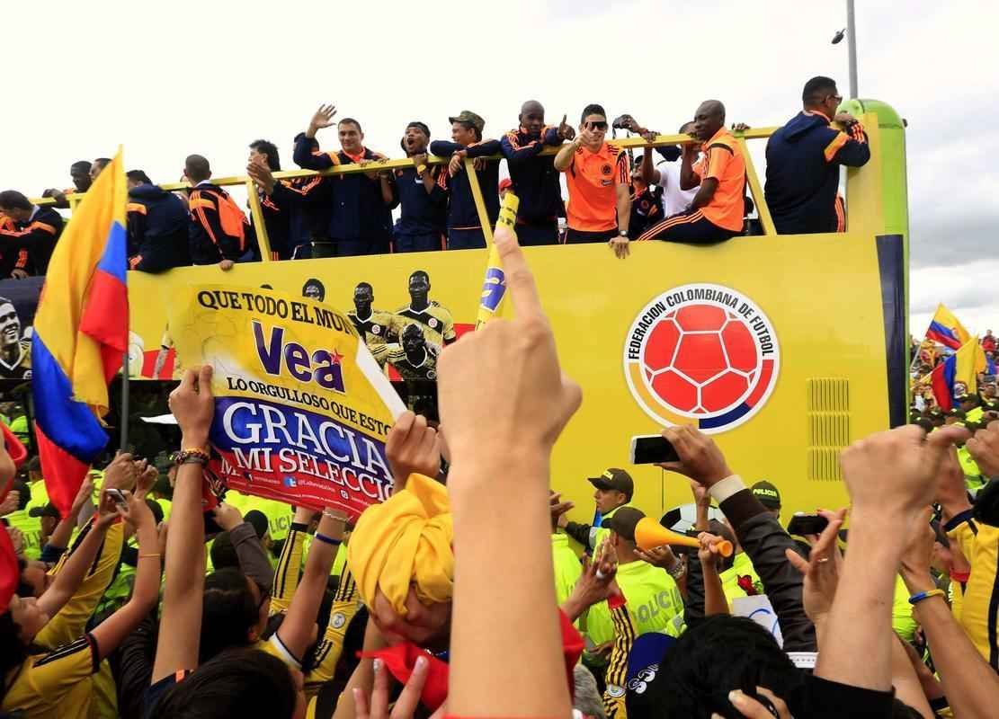 Mais de 100 mil pessoas receberam Seleo Colombiana em Bogot neste domingo