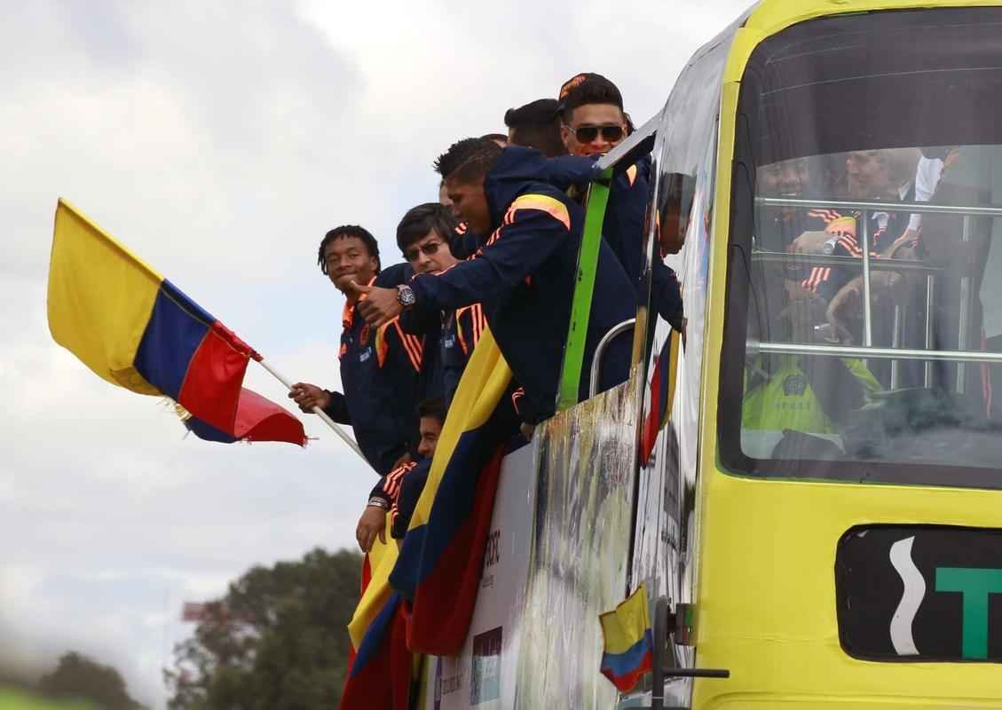 Mais de 100 mil pessoas receberam Seleo Colombiana em Bogot neste domingo