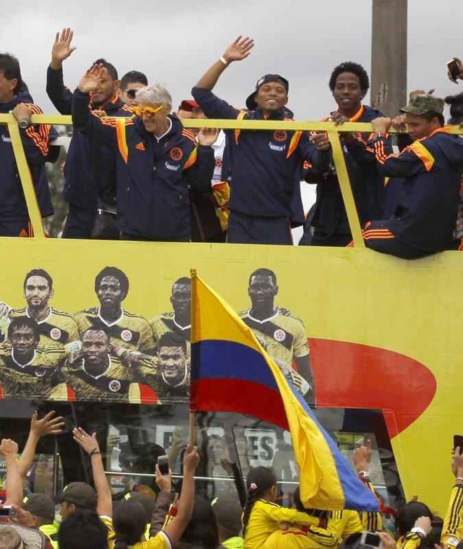 Mais de 100 mil pessoas receberam Seleo Colombiana em Bogot neste domingo