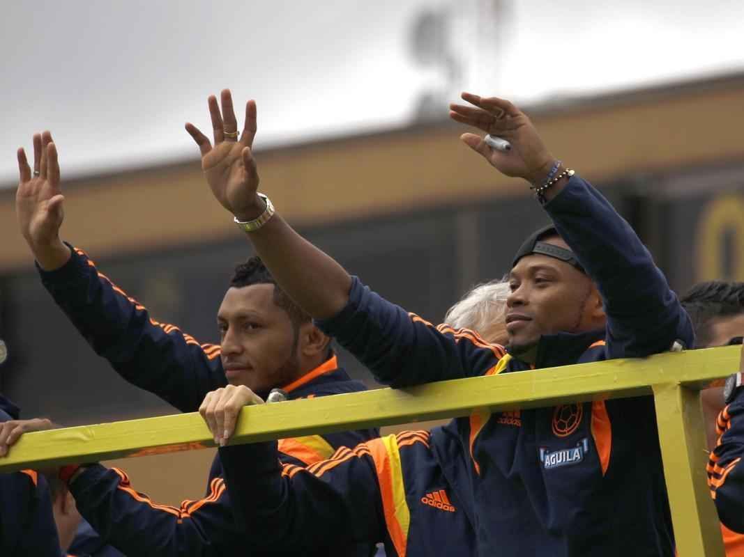 Mais de 100 mil pessoas receberam Seleo Colombiana em Bogot neste domingo