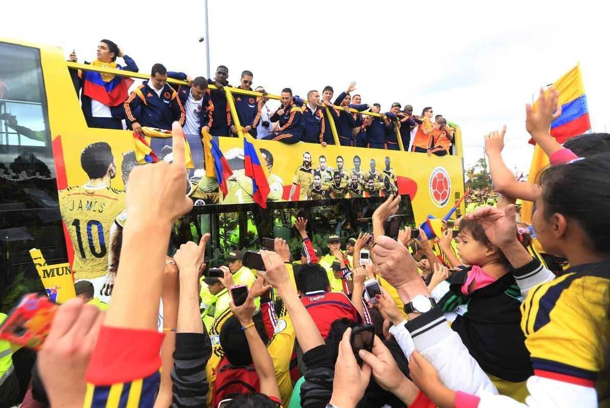 Mais de 100 mil pessoas receberam Seleo Colombiana em Bogot neste domingo