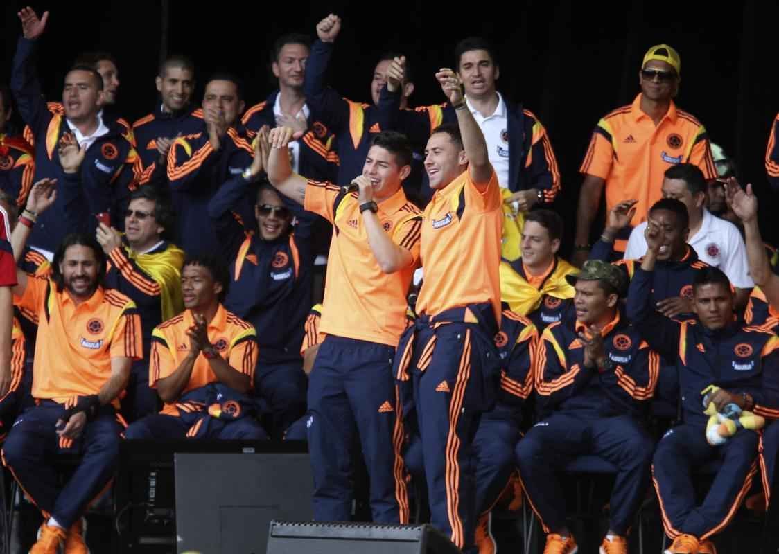 Mais de 100 mil pessoas receberam Seleo Colombiana em Bogot neste domingo