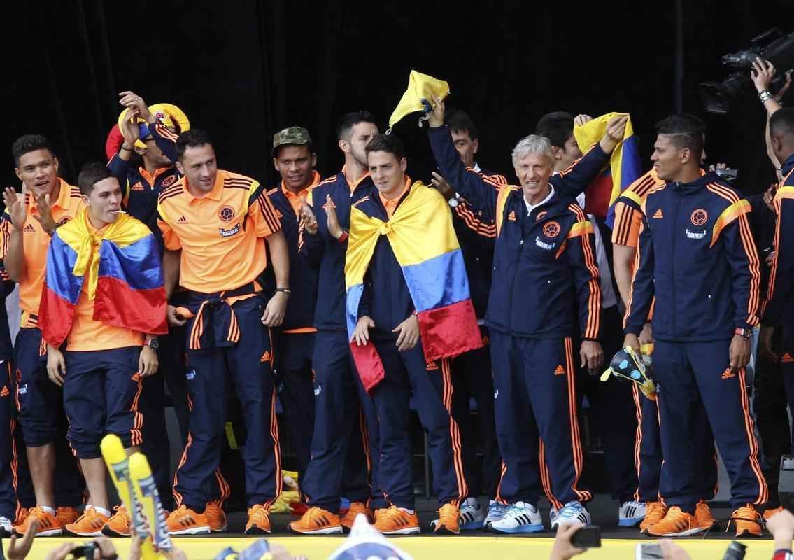 Mais de 100 mil pessoas receberam Seleo Colombiana em Bogot neste domingo