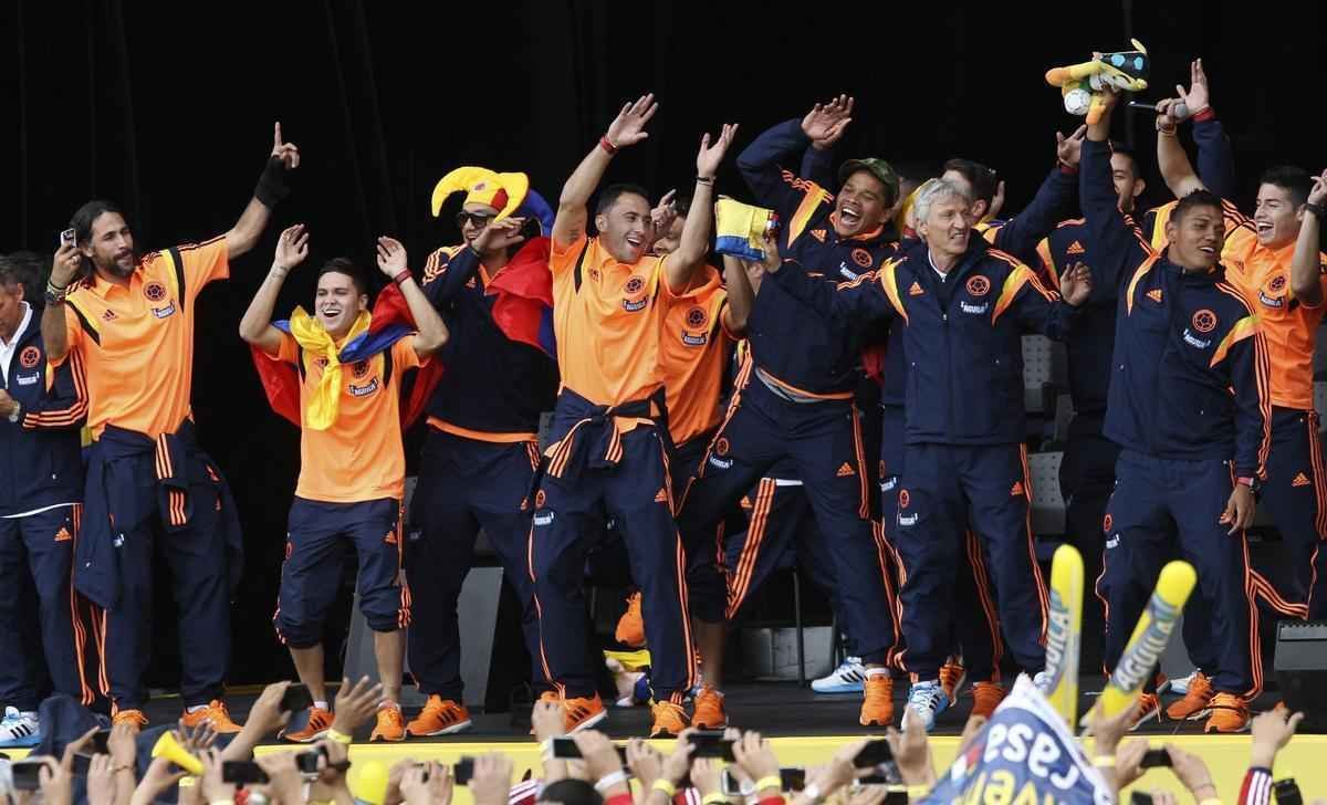 Mais de 100 mil pessoas receberam Seleo Colombiana em Bogot neste domingo