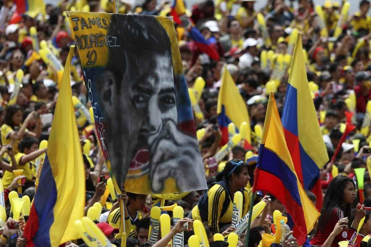 Mais de 100 mil pessoas receberam Seleo Colombiana em Bogot neste domingo