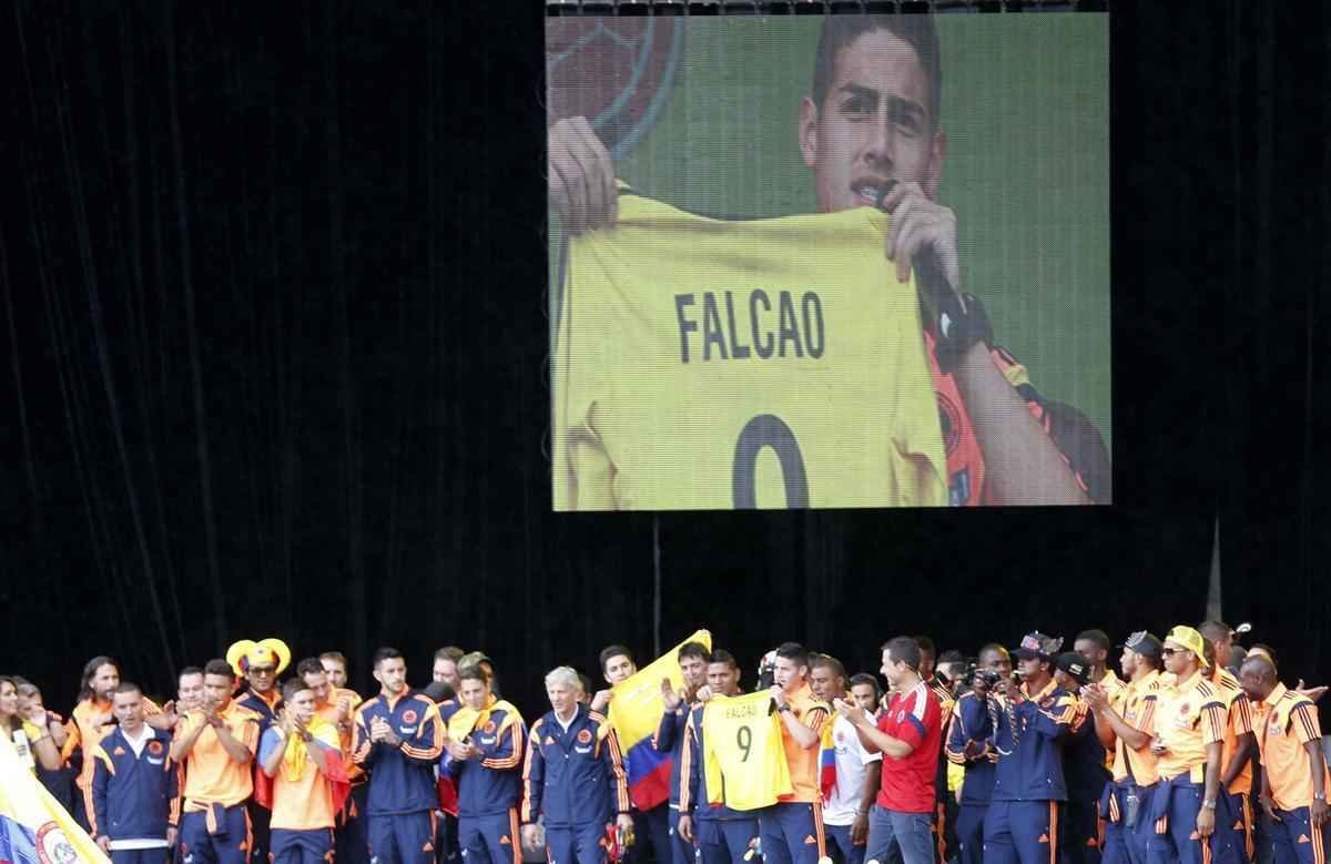 Mais de 100 mil pessoas receberam Seleo Colombiana em Bogot neste domingo